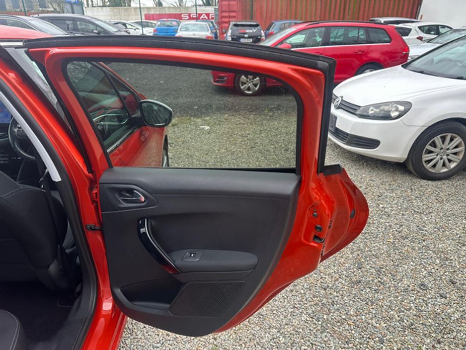 2017 Peugeot 208 - image 7