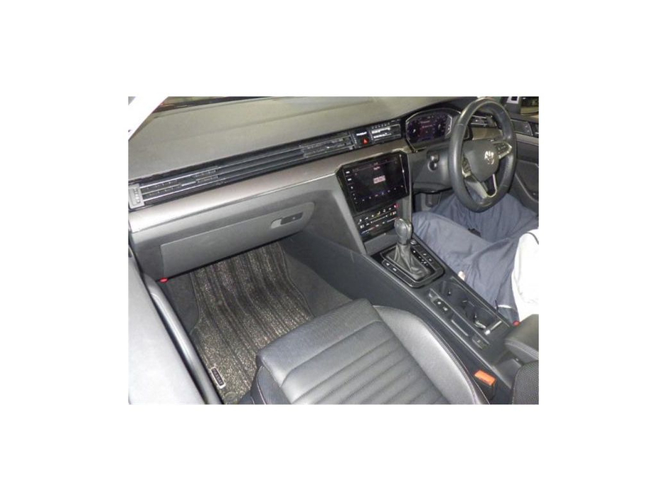 2023 Volkswagen Passat - image 2