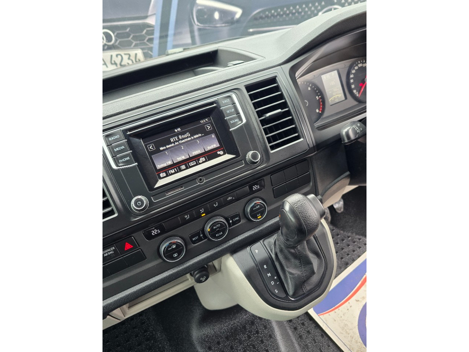 2018 Volkswagen Transporter - image 18