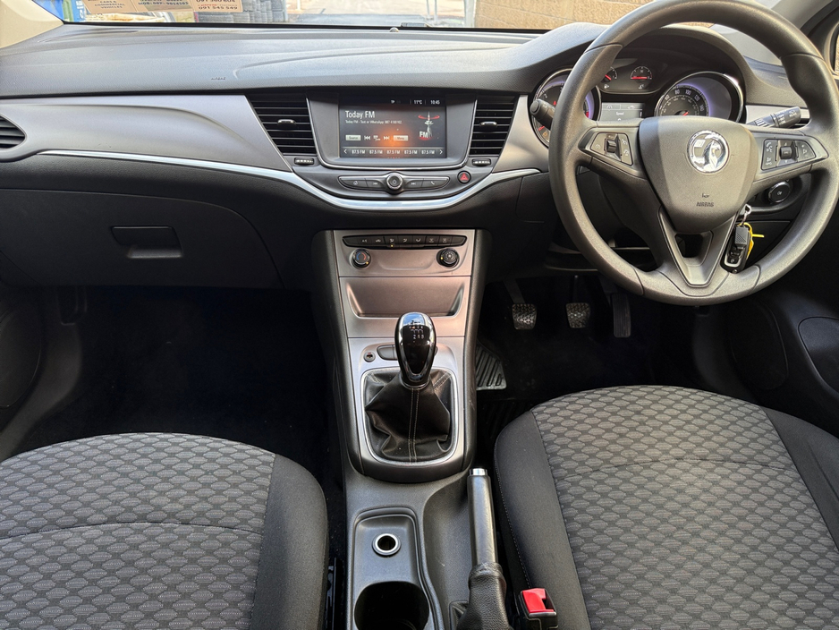 2016 Vauxhall Astra - image 8