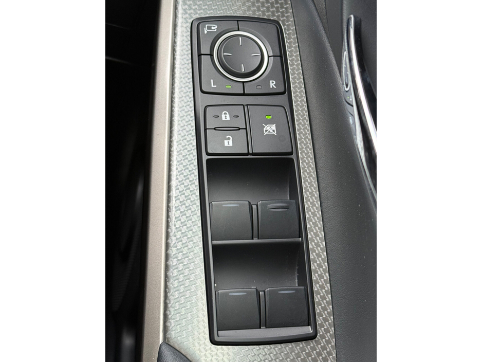 2015 Lexus IS 300 h - image 24