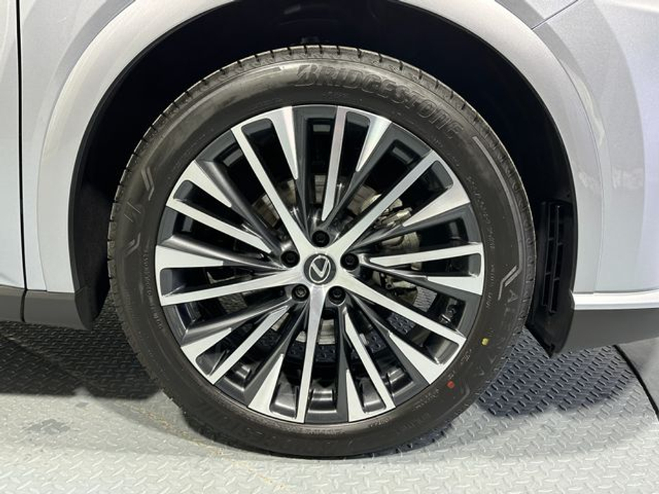 2025 Lexus RX 450h+ - image 27