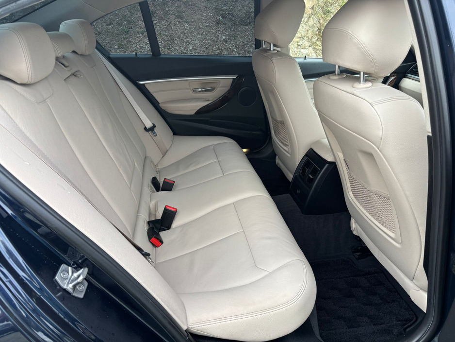 2016 BMW 3 Series - image 11