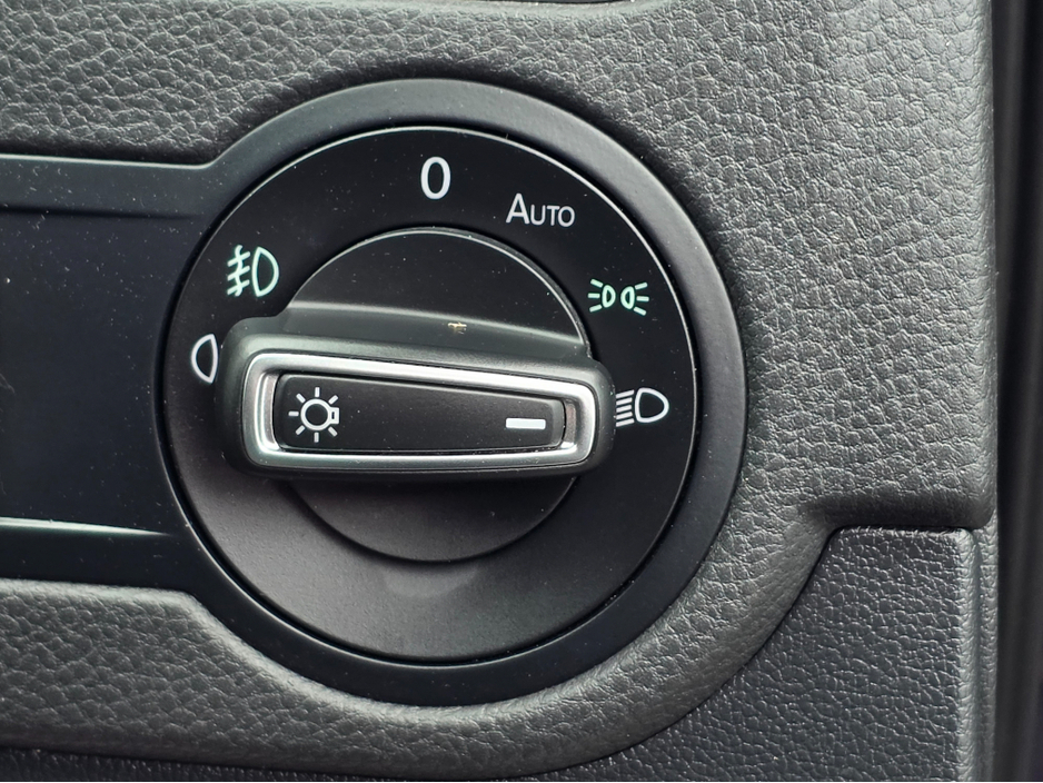 2016 Volkswagen Polo - image 8