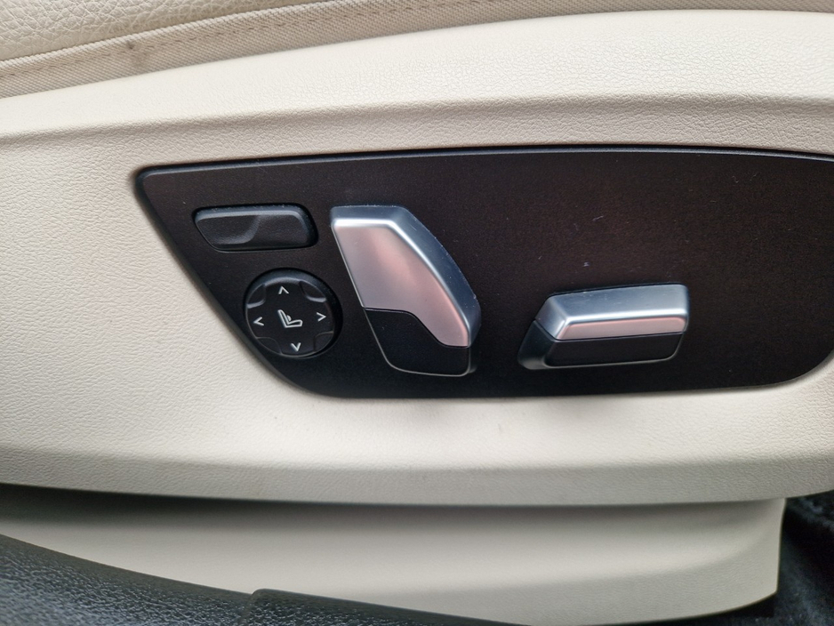 2018 BMW 5 Series - image 30