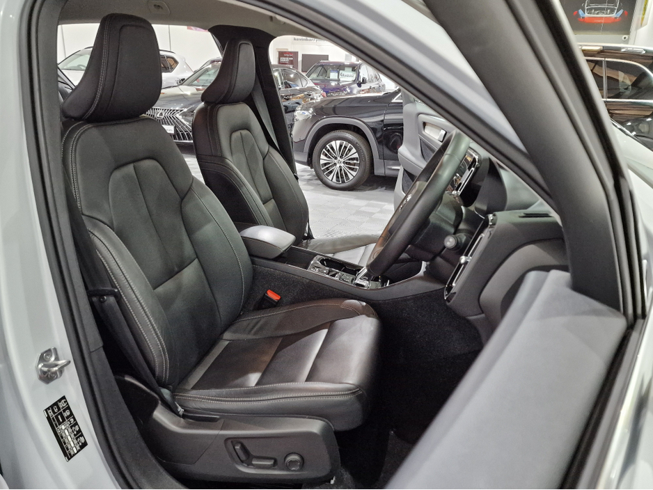2021 Volvo XC40 - image 8