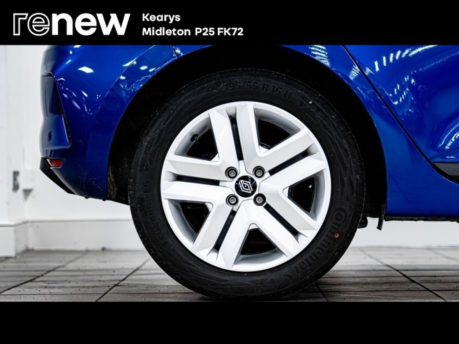 2025 Renault Clio - image 9