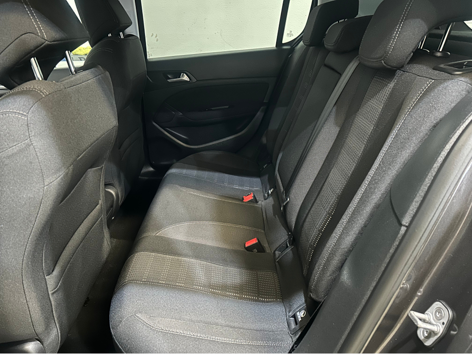 2017 Peugeot 308 - image 9