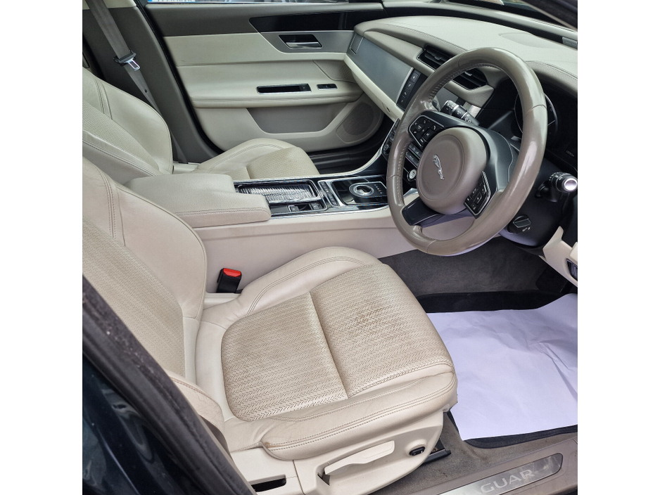 2016 Jaguar XF - image 9