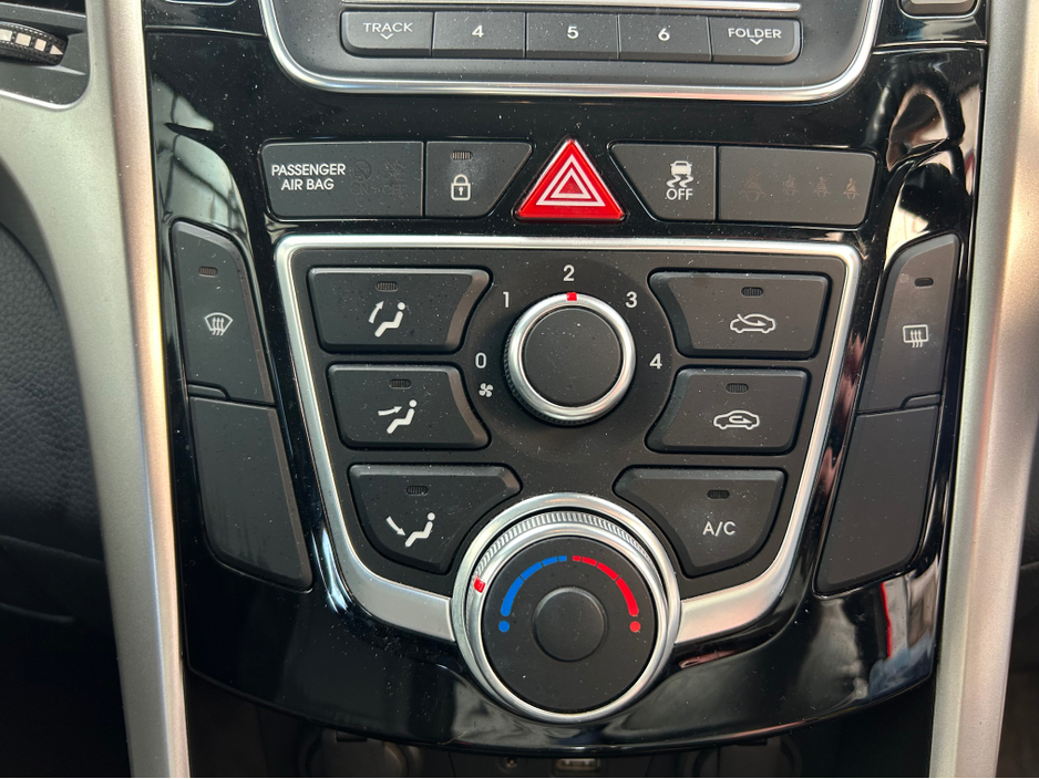 2016 Hyundai i30 - image 12