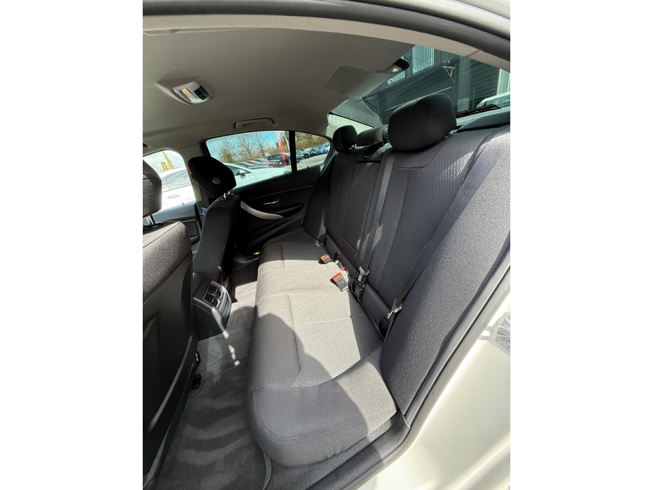 2017 BMW 3 Series - image 17