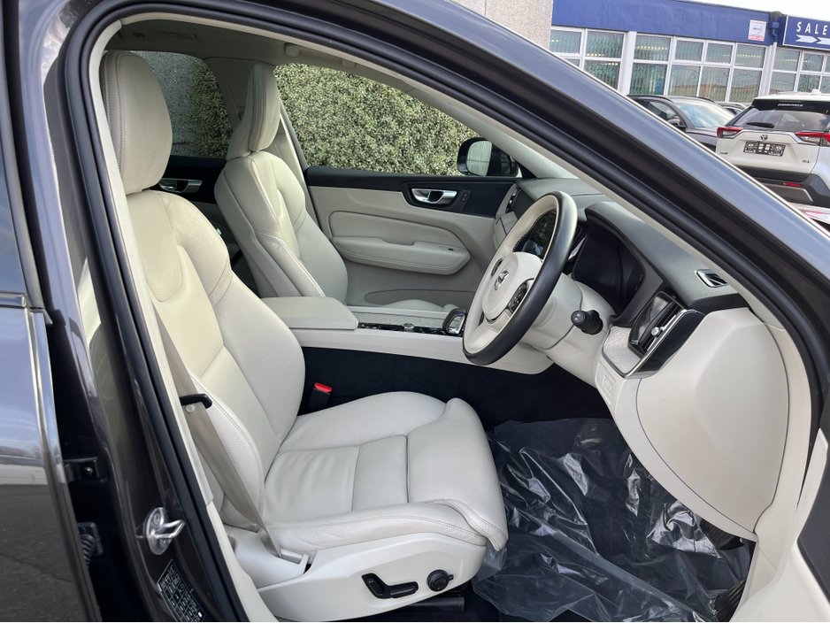 2023 Volvo XC60 - image 10