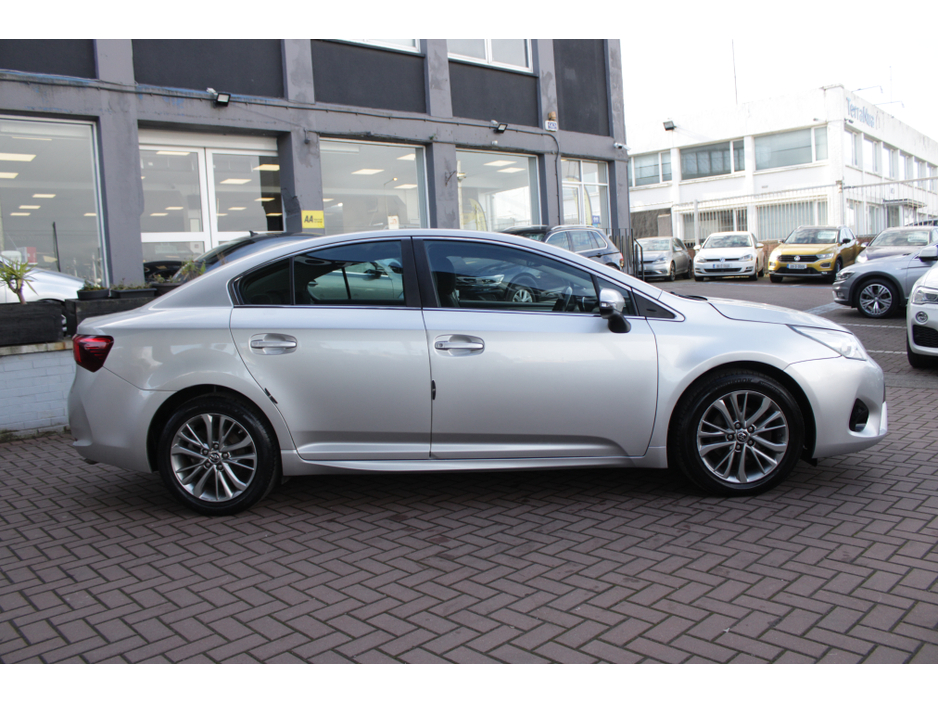 2015 Toyota Avensis - image 3