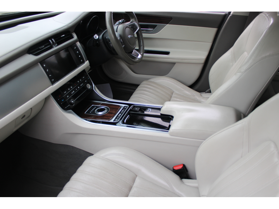 2017 Jaguar XF - image 7