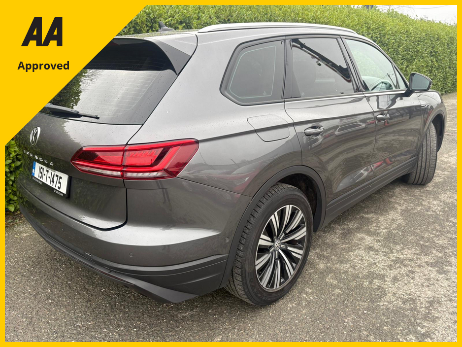 2019 Volkswagen Touareg - image 9