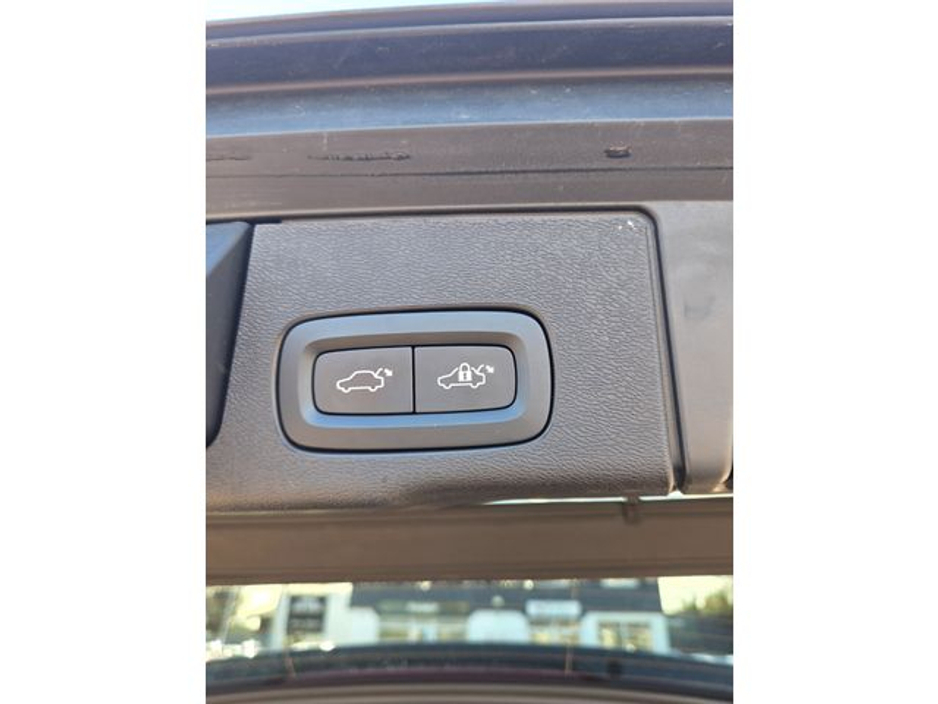 2023 Volvo XC60 - image 6