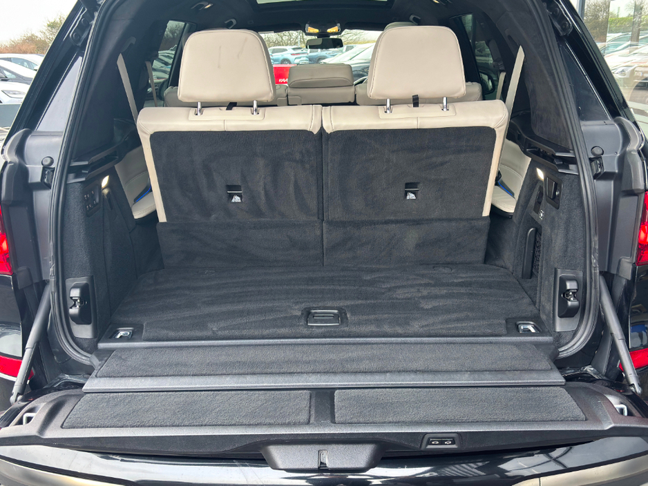 2021 BMW X7 - image 46