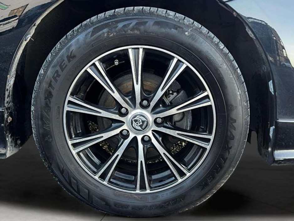 2017 Toyota Prius - image 6