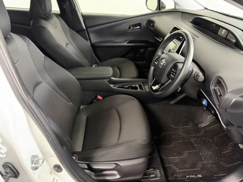 2022 Toyota Prius - image 8