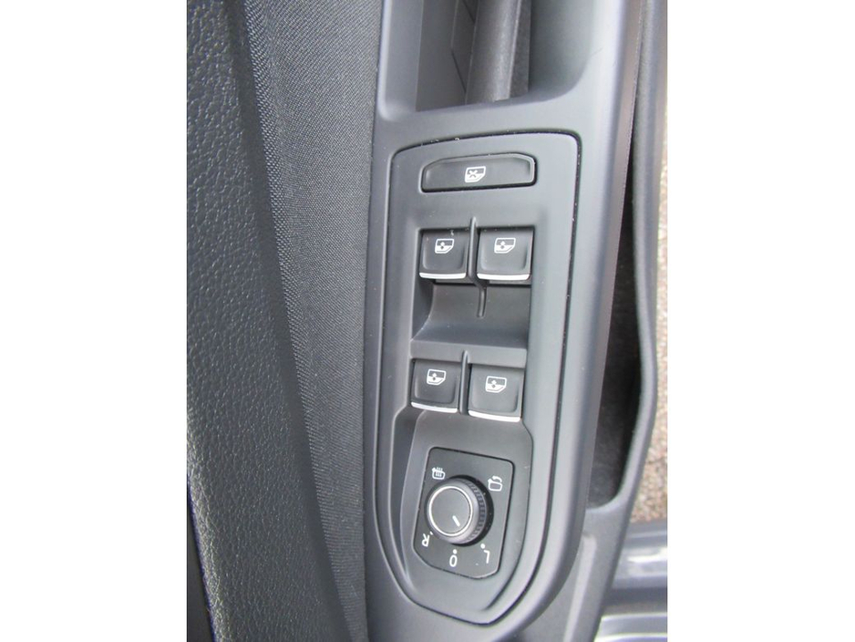 2021 Volkswagen Golf - image 10