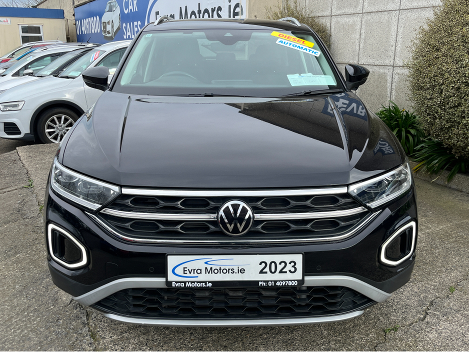 2023 Volkswagen T-Roc - image 2