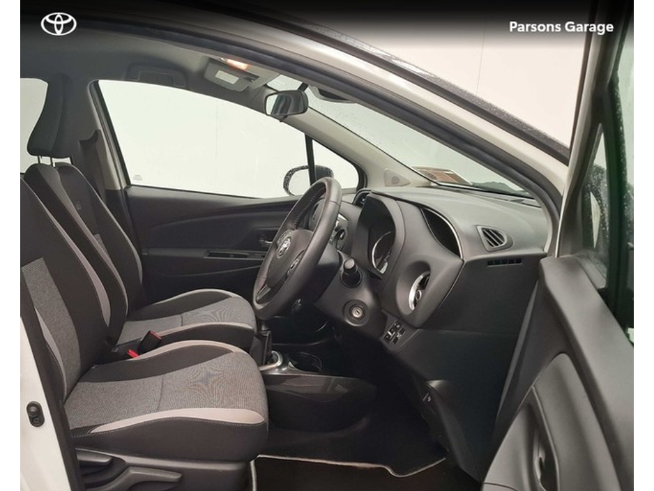 2020 Toyota Yaris - image 7