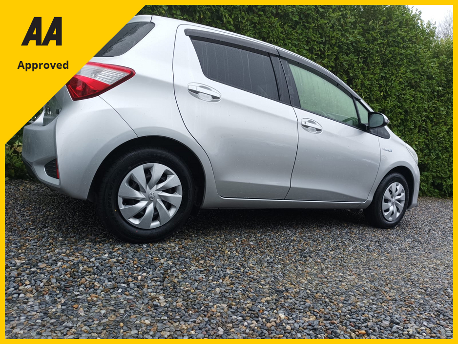 2017 Toyota Yaris 1.5 PETROL HYBRID ONLY 22,776kms COMPREHENSIVE SERVICE HISTORY (9 STAMPS) FACTORY IMMOBILISER PUSH BUTTON START MUTLIFUNCTION STEERING WHEEL AUTO HEADLIGHTS REVERSE CAMERA ANDROID AUTO & APPLE CARPLAY €14,950