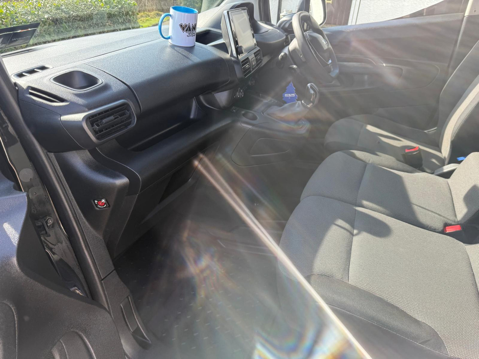 2019 Peugeot Partner - image 13