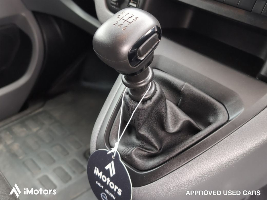 2022 Vauxhall Vivaro - image 15