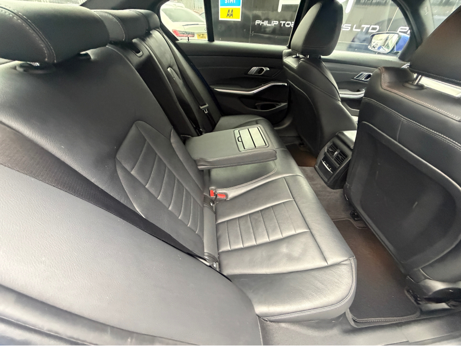 2020 BMW 3 Series - image 12