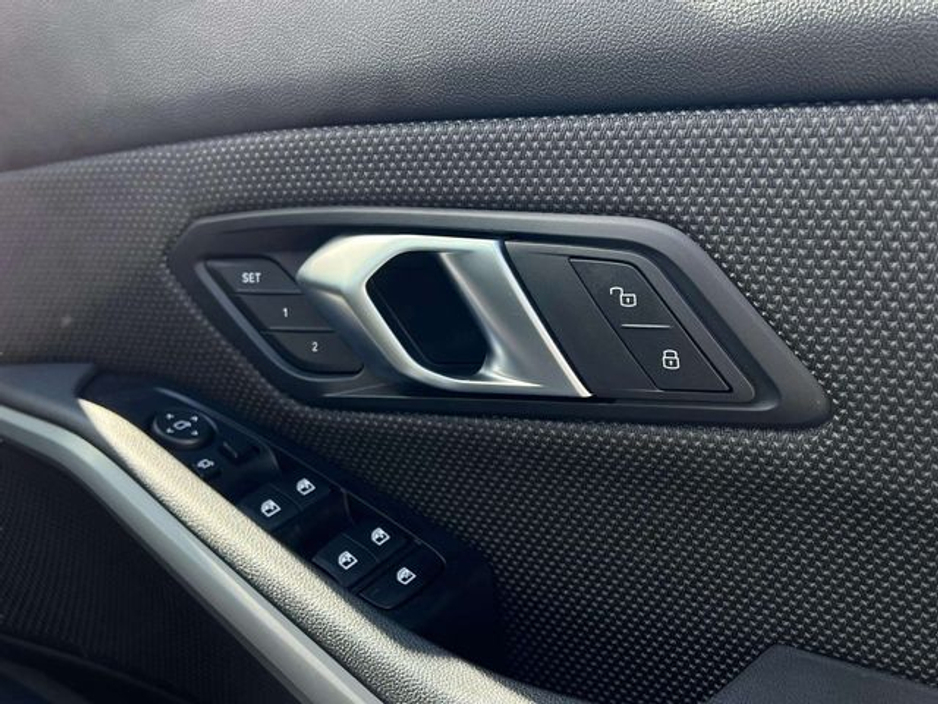 2019 BMW 3 Series - image 25