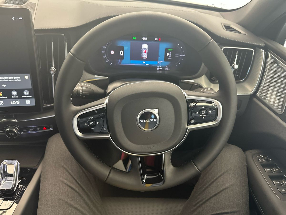2025 Volvo XC60 - image 14