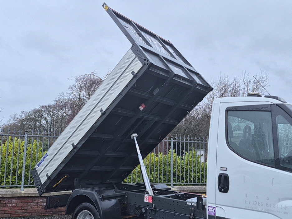 2021 Iveco Daily T35-140  Tipper with 3 seats in front and flashing beacon lights, only 39,000 miles.