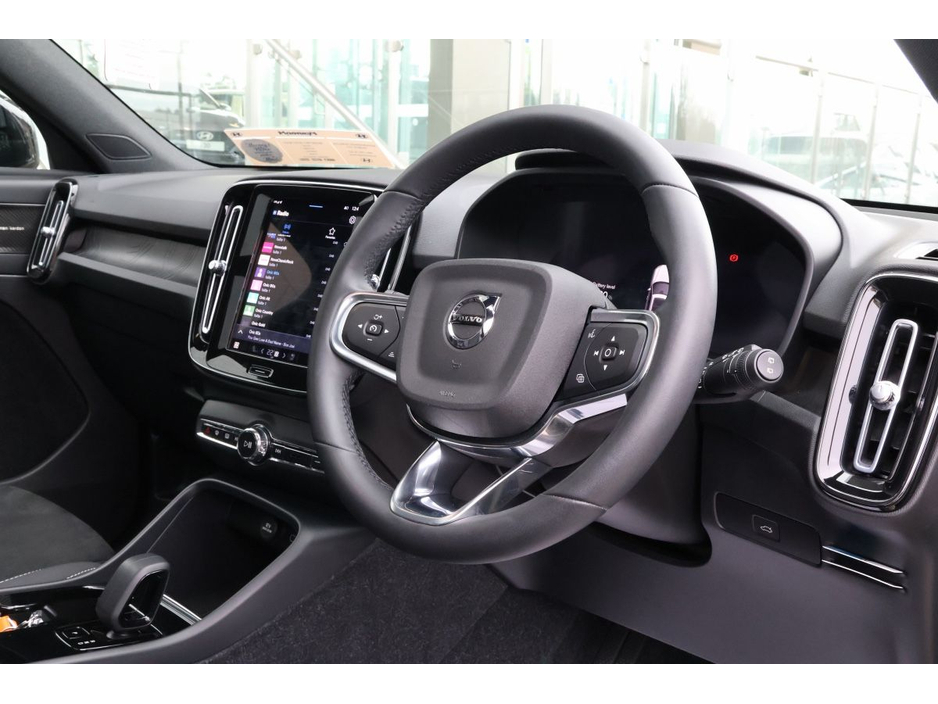 2022 Volvo XC40 - image 7
