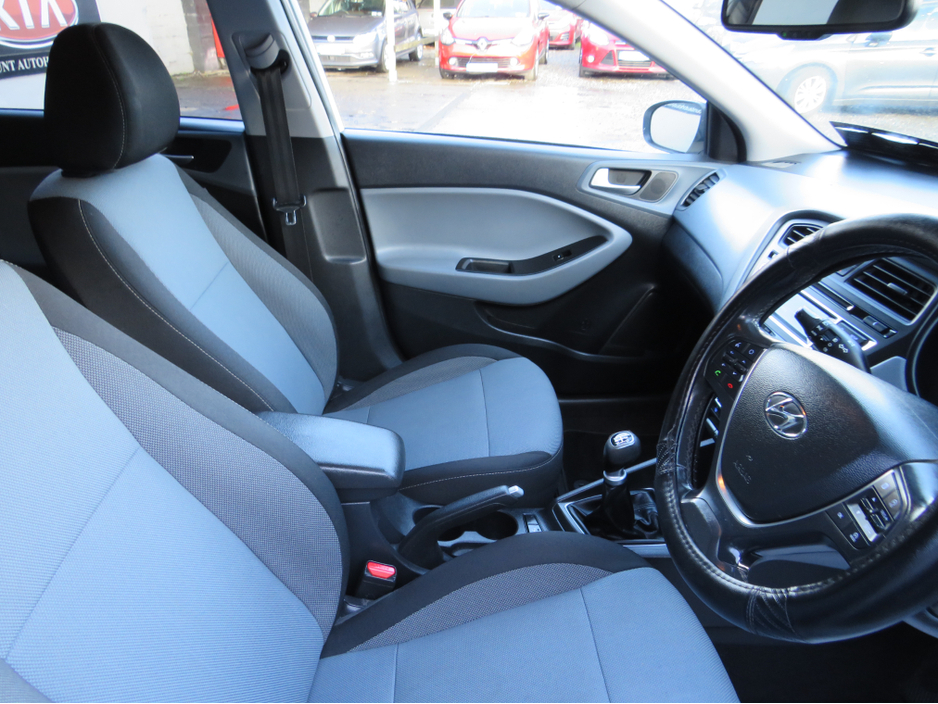 2015 Hyundai i20 - image 5