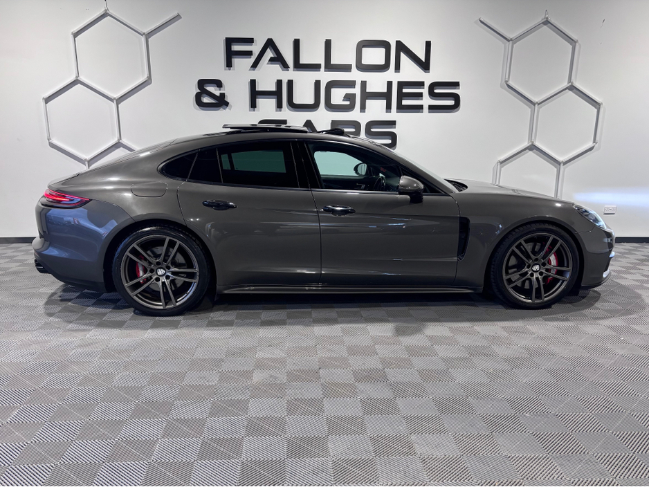2017 Porsche Panamera - image 4