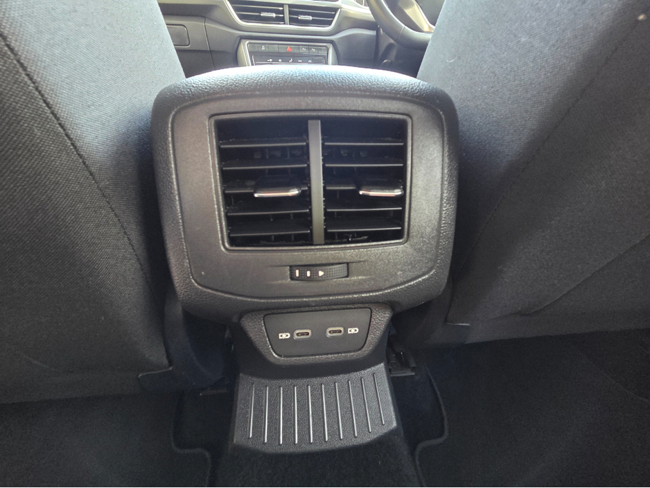 2023 Volkswagen T-Roc - image 10