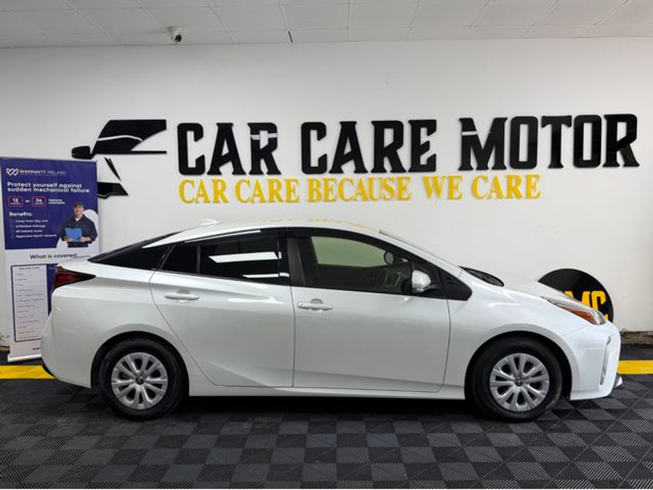 2022 Toyota Prius - image 3