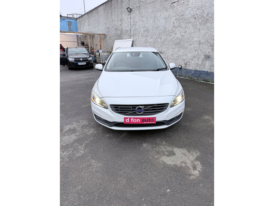 2015 Volvo V60 - image 4