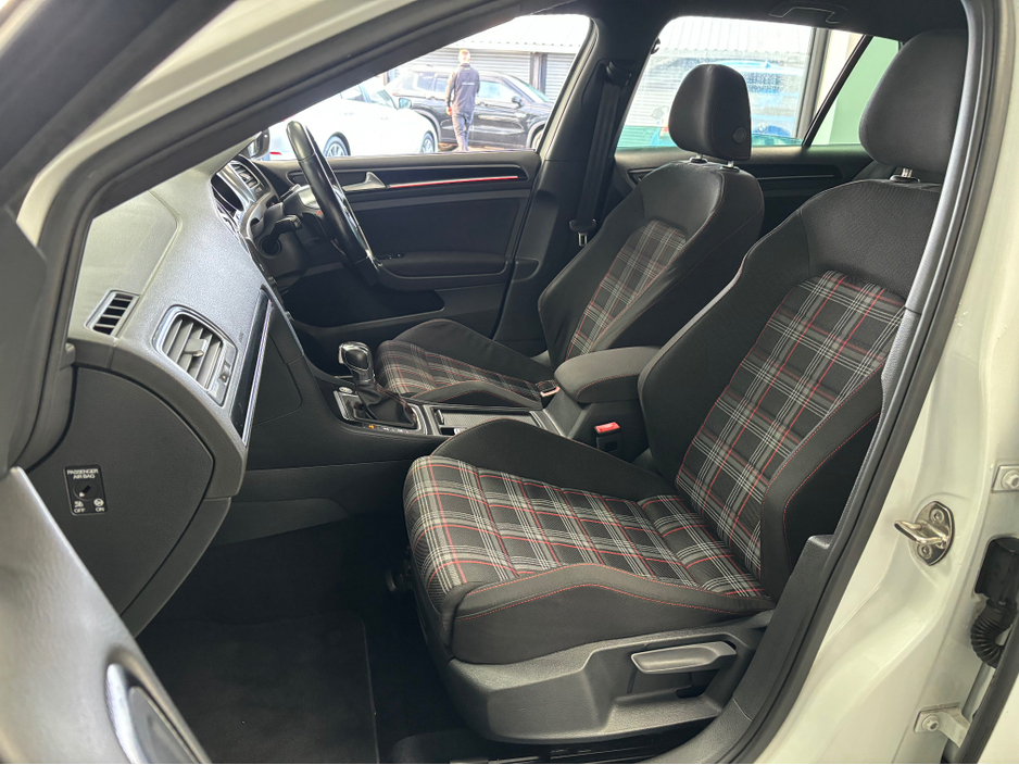 2015 Volkswagen Golf - image 13