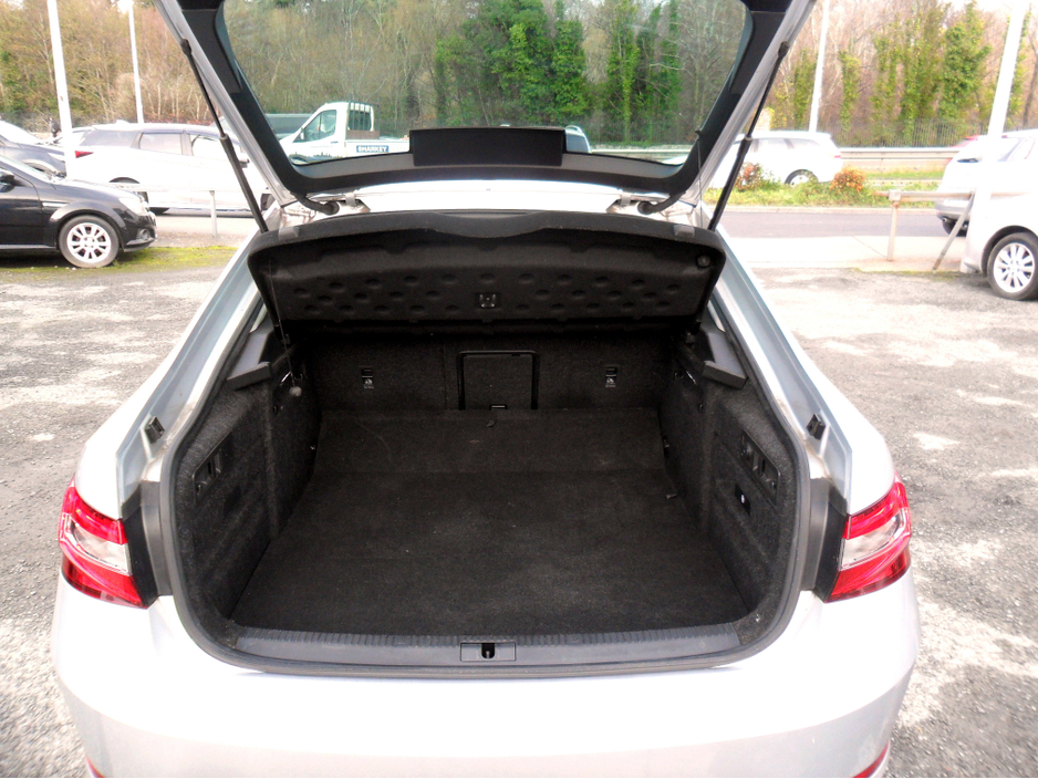 2022 Skoda Superb - image 13