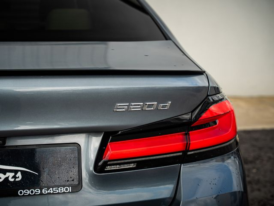 2022 BMW 5 Series - image 4