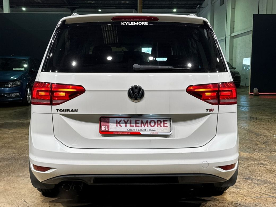 2017 Volkswagen Touran - image 4