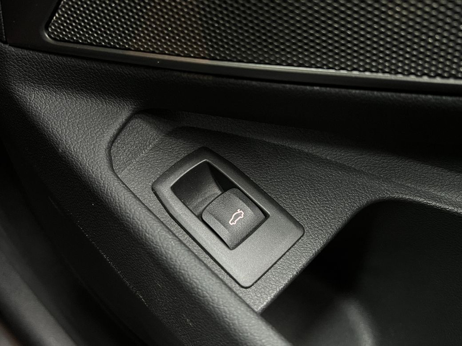 2021 BMW 3 Series - image 34