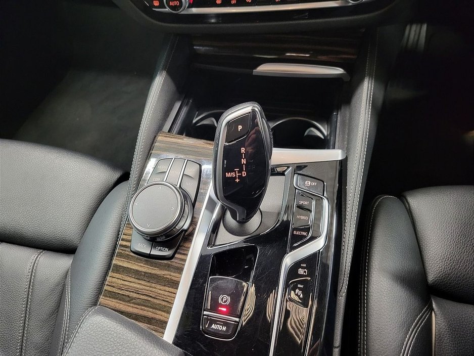 2023 BMW 5 Series - image 10