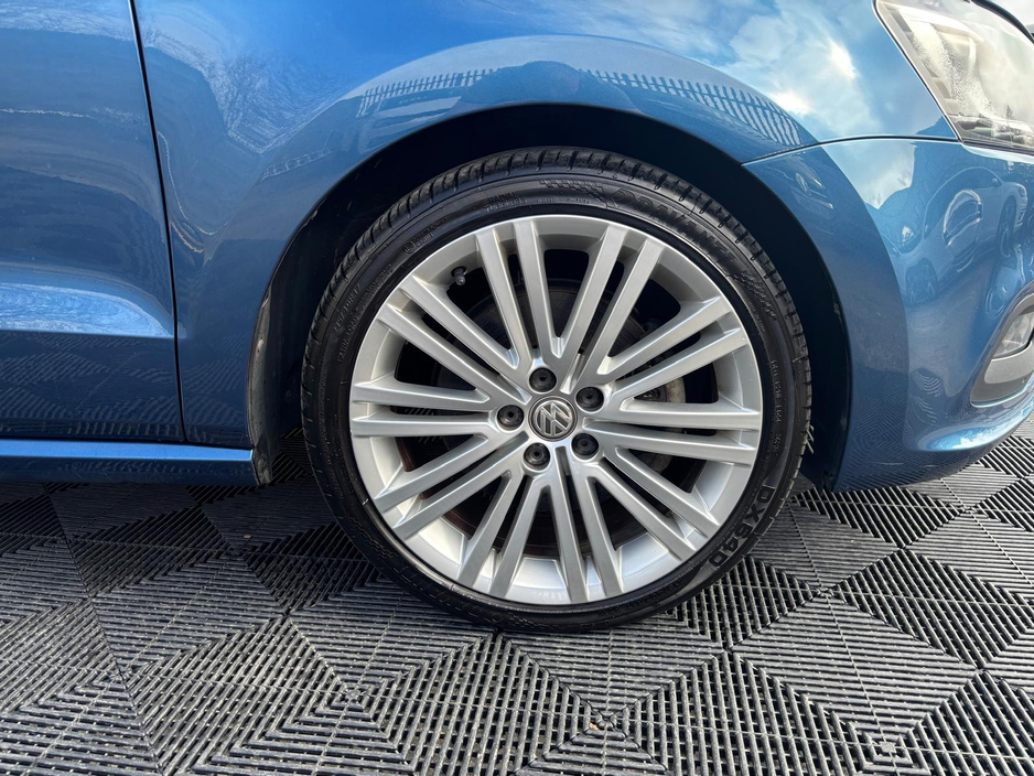 2017 Volkswagen Polo - image 3