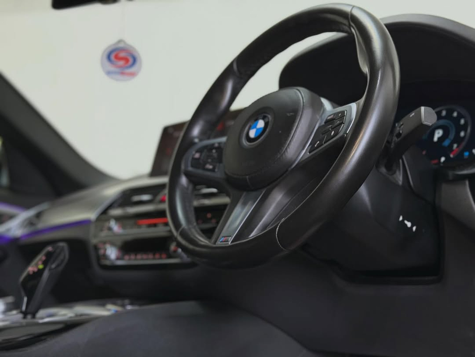 2018 BMW 5 Series - image 9