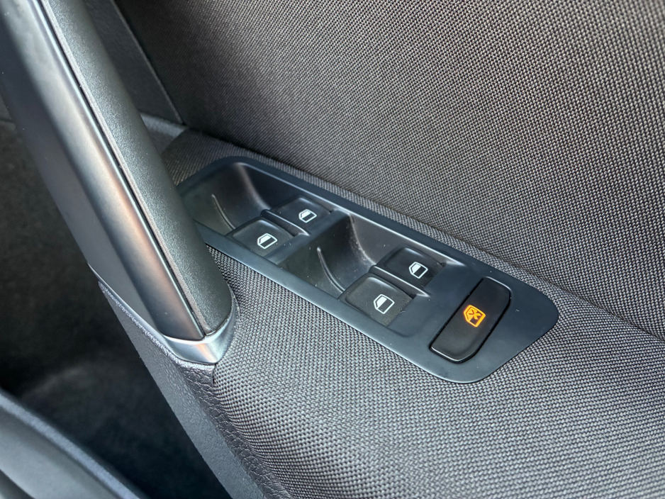 2014 Volkswagen Golf - image 17