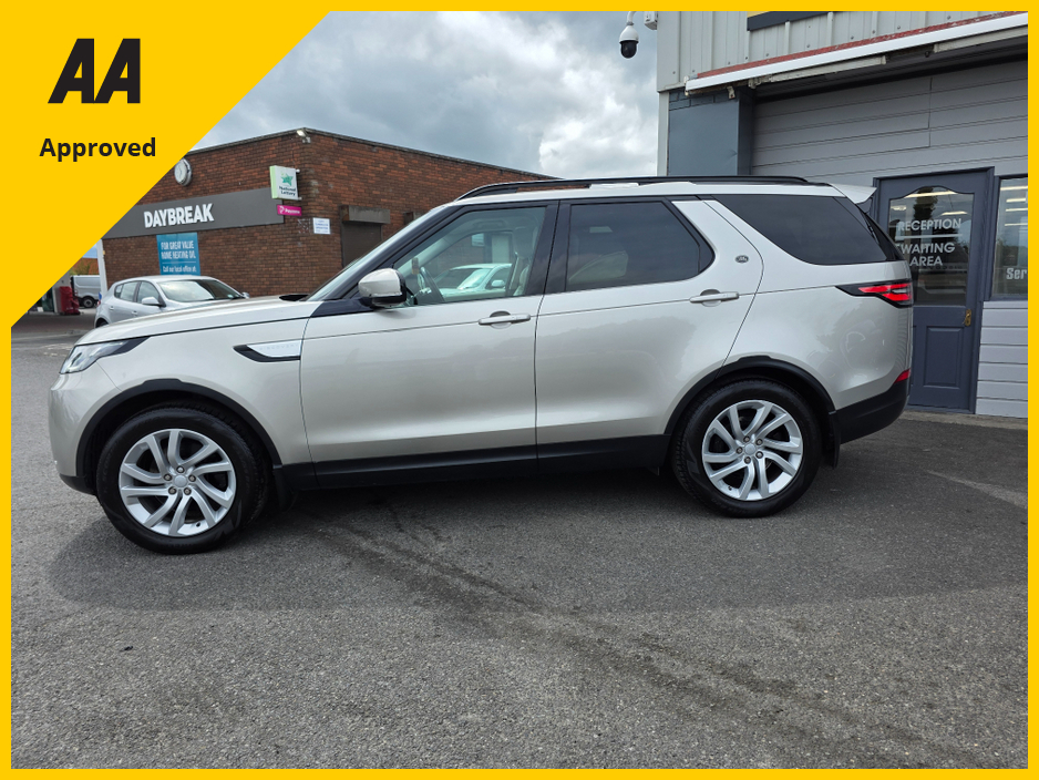 2017 Land Rover Discovery - image 14