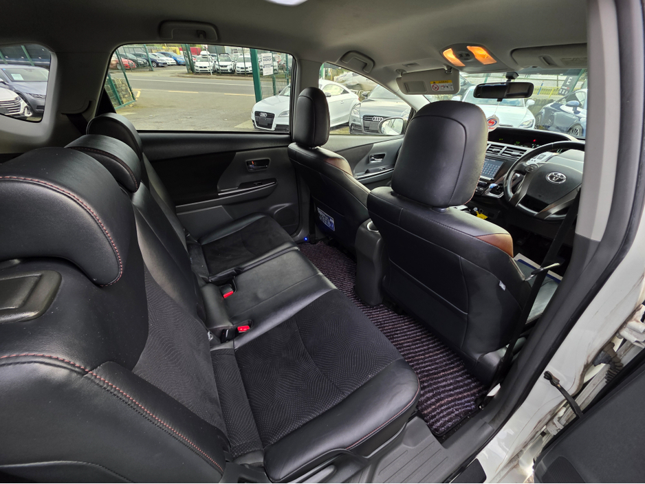 2014 Toyota Prius Alpha - image 9